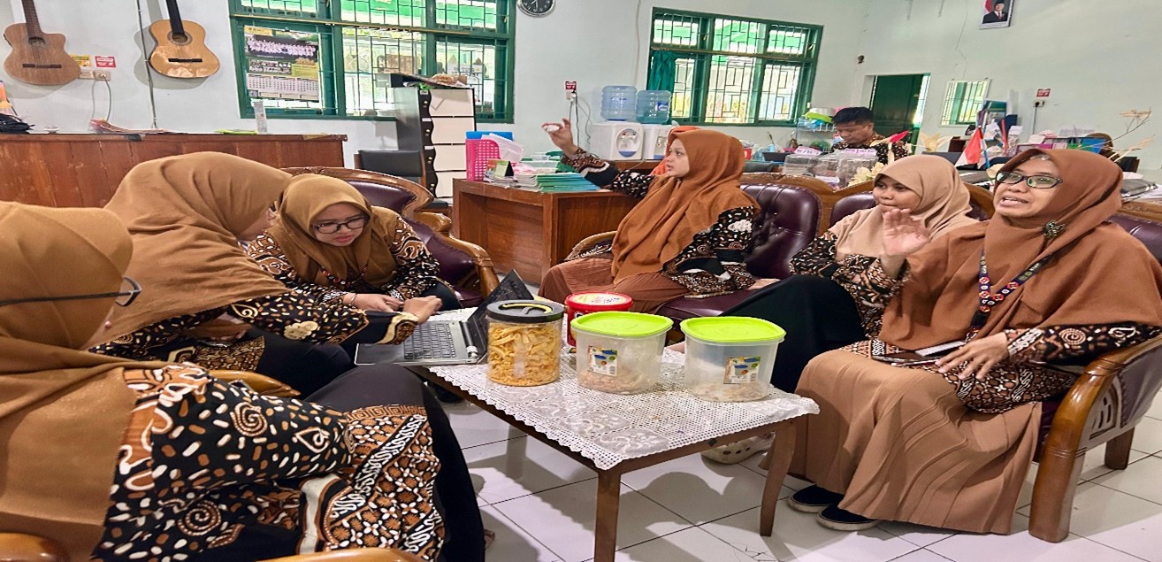 Semangat Kolaborasi, Guru MTsN 9 Bantul Matangkan Persiapan Pameran E-Book Kokurikuler Hari Ketiga Kelas IX